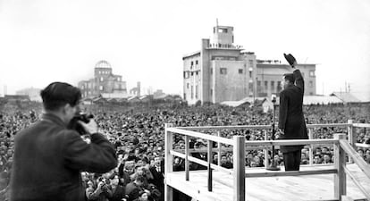Hirohito saluda a la multitud en su primera visita a Hiroshima en 1947.