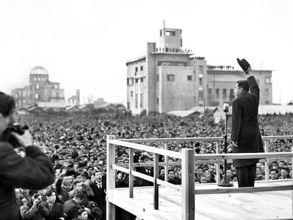 Hirohito saluda a la multitud en su primera visita a Hiroshima en 1947.