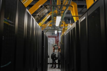 Asistentes aprovechan la jornada de puertas abiertas para visitar el data center de Digital Realty en Madrid