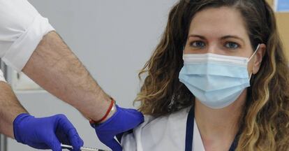 Una doctora recibiendo la vacuna de Covid-19.