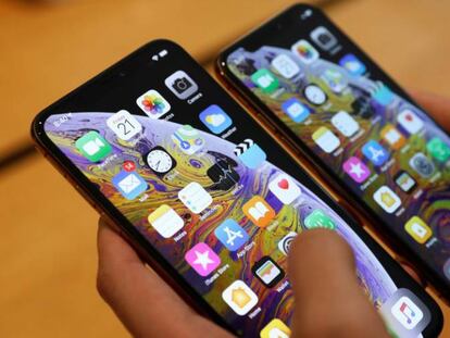 Un cliente compara el Phone XS y el iPhone XS Max en la Apple Store de Singapur.