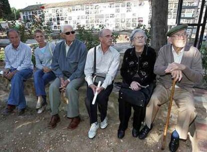 Luis Raya, Carmen Montes de la Rosa, Antonio González, Antonio Gutiérrez, María Inés Raya y Luis Raya (padre del anterior), familiares de víctimas de la Guerra Civil, en la exhumación de una fosa común en un cementerio de Córdoba.