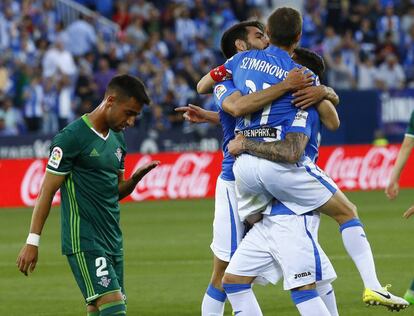 Los jugadores del Legan&eacute;s celebran un gol ante Rafa Navarro.