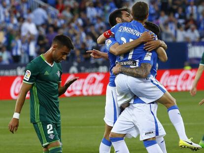 Los jugadores del Legan&eacute;s celebran un gol ante Rafa Navarro.