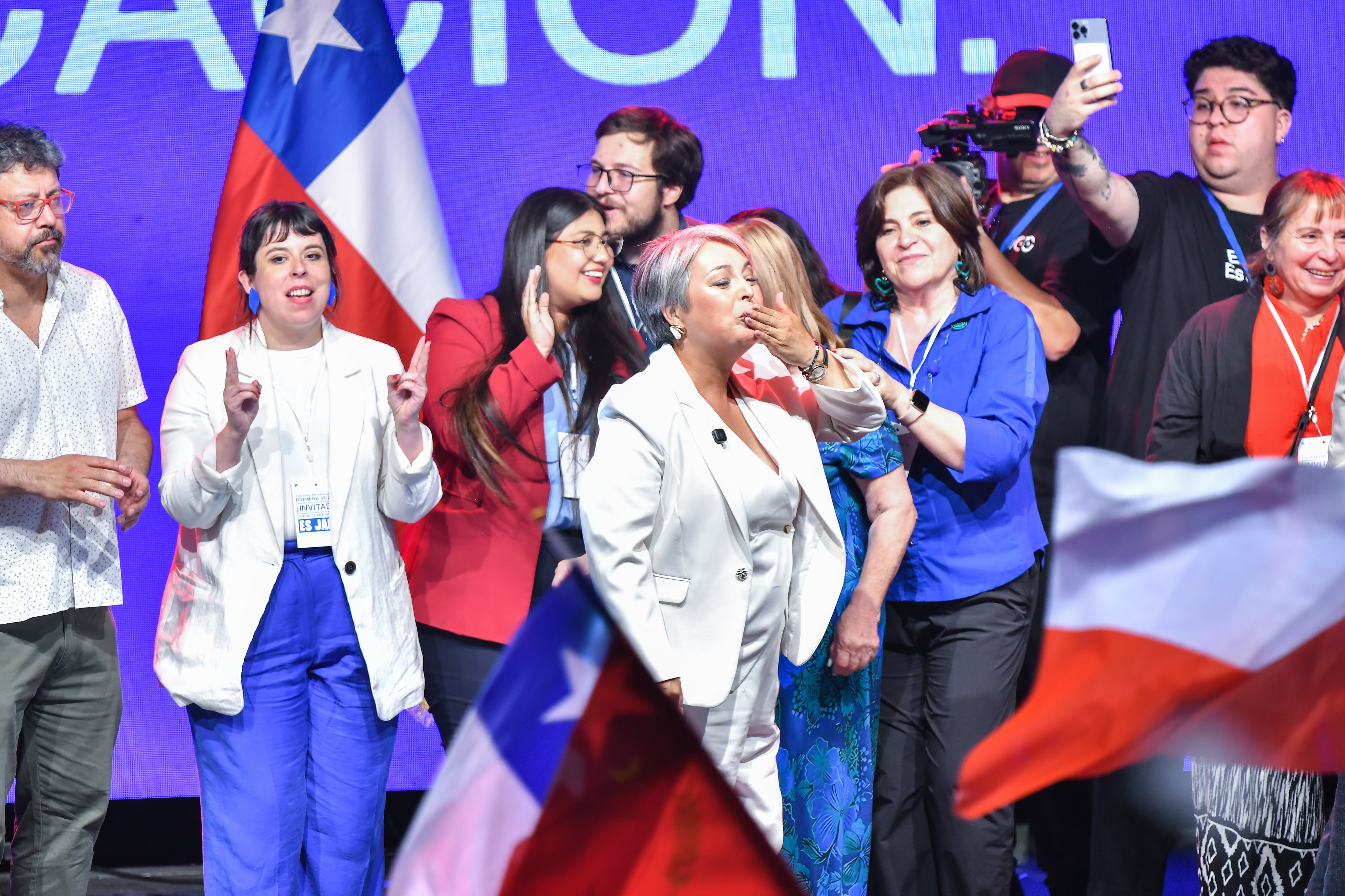 Jeannette Jara saluda al público.