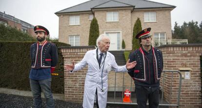 Albert Boadella durant la seva 'performance' davant la casa de Puigdemont a Waterloo.