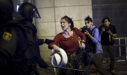 Polícia Nacional retira manifestantes de praça.