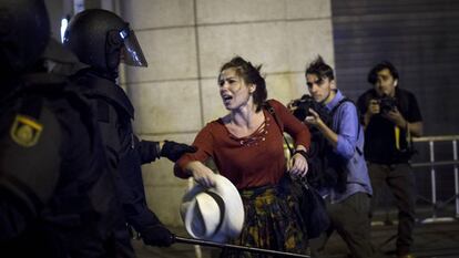 Polícia Nacional retira manifestantes de praça.