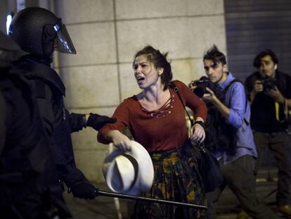 Polícia Nacional retira manifestantes de praça.