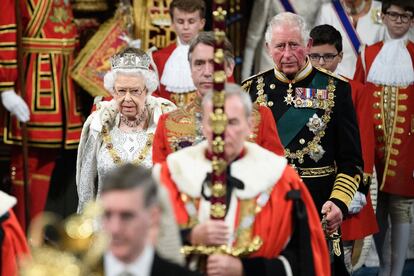 La reina entró en el Parlamento del brazo de su hijo y heredero Carlos.