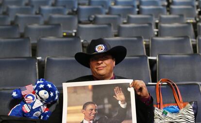 Gus Mansour, de Lynwood, Washington, muestra un póster de Obama en el recinto donde se celebra la convención demócrata.