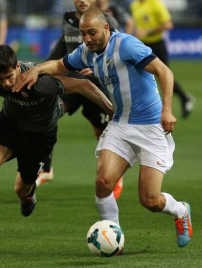 Amrabat protege el balón ante Javi López