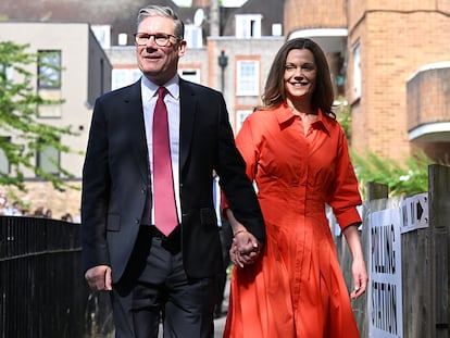 LONDON, ENGLAND - JULY 4: Labour Party leader Keir Starmer and his wife Victoria arrive to cast their votes at a polling station on July 4, 2024 in London, United Kingdom. Voters in 650 constituencies across the UK are electing members of Parliament to the House of Commons via the first-past-the-post system.  Rishi Sunak announced the election on May 22, 2024. The last general election that took place in July was in 1945, following the Second World War, which resulted in a landslide victory for Clement Attlee's Labour Party. (Photo by Leon Neal/Getty Images)