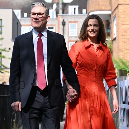 El líder del Partido Laborista, Keir Starmer, y su esposa Victoria acuden a votar, este jueves en Londres.
