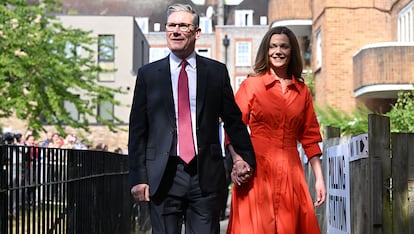 Labour leader Keir Starmer and his wife Victoria arrive at a polling station in London on Thursday. 