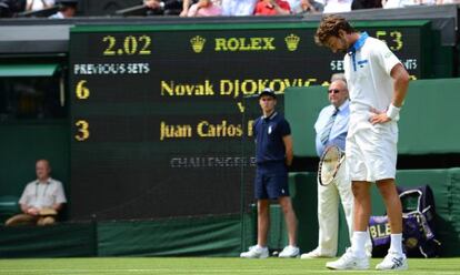Juan Carlos Ferrero, cabizbajo durante el partido ante Djokovic.