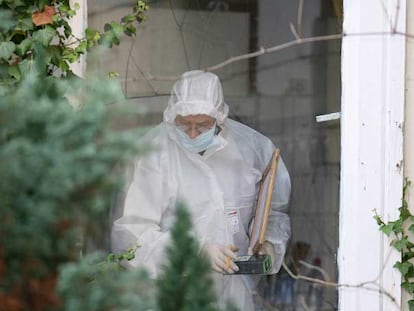 Un policía alemán busca rastros de polonio 210 en la casa de Dimitri Kovtun en Hamburgo.