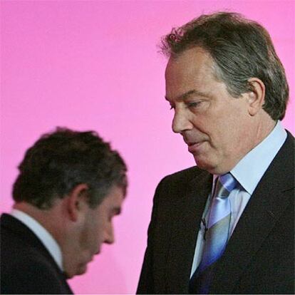 El primer ministro británico, Tony Blair (derecha), y el ministro de Finanzas, Gordon Brown, tras dirigirse a la prensa en Londres.