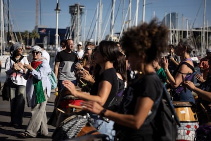 Asistentes a la jornada del viernes de la Global Sumud Flotilla en el Moll de la Fusta del puerto de Barcelona con actividades, conciertos y debates.