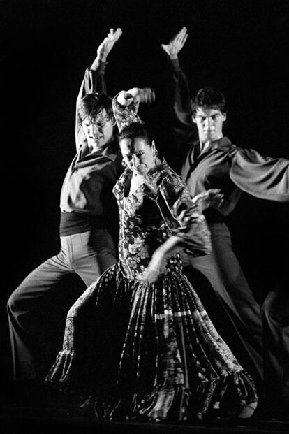 La fotógrafa Marisa Flórez exhibe estos días en Madrid 40 fotografías que marcaron época para conmemorar el Día de la Mujer Trabajadora. La exposición rinde homenaje a la labor profesional de mujeres como la bailaora Cristina Hoyos, captada por la cámara de Flórez durante la representación de su espectáculo Caminos Andaluces en 1995.