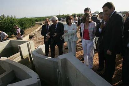 La ministra Cristina Narbona, ayer junto al consejero García Antón, Pla y Bernabé, ante un nudo de canalizaciones de la Acequia Real del Júcar.