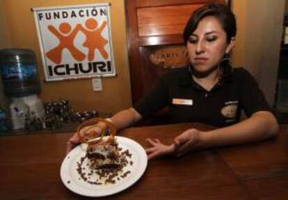 La chef Carolina, de 22 años, muestra un original tiramisú de quinua y menta, en el restaurante "Ichuri (palabra aimara que significa "llevar a un niño en brazos") Coffee Restaurant", en la Paz (Bolivia).