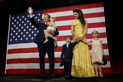 Ron DeSantis celebraba el martes con su esposa e hijos la reelección como gobernador de Florida, en Tampa.
