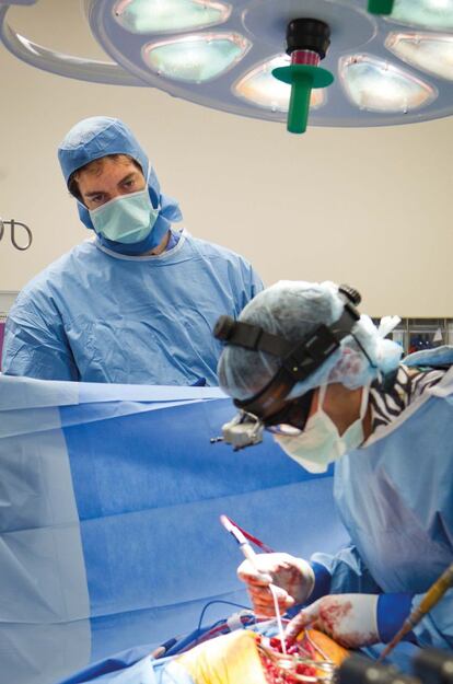 Pau observa una operación en el Hospital de Niños de Los Ángeles, en 2010.