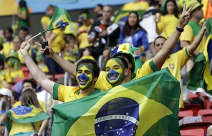 Torcedores brasileiros durante a partida contra Camarões..