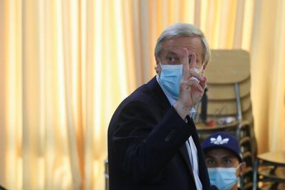 El candidato presidencial de Chile, José Antonio Kast, hace un gesto antes de emitir su voto.