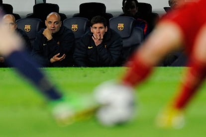 Messi observa el juego desde el banquillo.