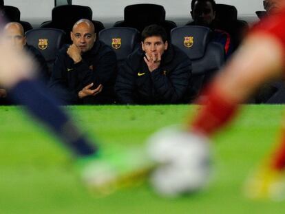 Messi observa el juego desde el banquillo.