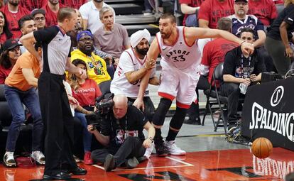 Nav Bathia ayuda a Marc Gasol en un partido de las finales de la NBA.