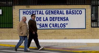 Dos hombres pasan frente al Hospital militar San Carlos de San Fernando.