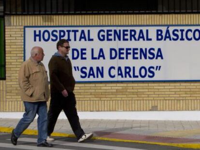 Dos hombres pasan frente al Hospital militar San Carlos de San Fernando.