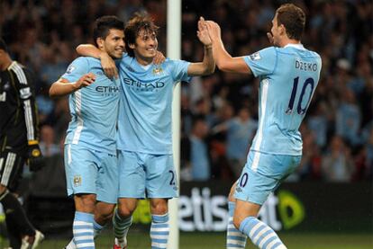 Agüero y Silva festejan un gol junto a Dzeko.