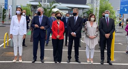 La ministra de Industria, Comercio y Turismo de España, Reyes Maroto, junto a otras autorizadas en un acto en Amazon, en Illescas (Toledo).