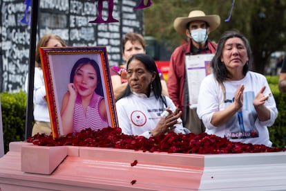 Aunque la búsqueda de su hija ha terminado, Jaqueline Palmeros asegura que continuará con la búsqueda de justicia para que los responsables del feminicidio de su hija sean castigados. En la imagen, mujeres participan en la ceremonia de Jael Monserrat.