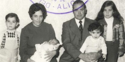 Foto del carne de familia numerosa de los Sánchez-Mellado Bonilla, el año que murió Franco.