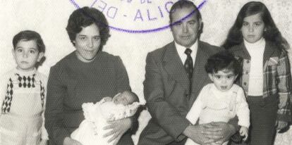 Foto del carne de familia numerosa de los S&aacute;nchez-Mellado Bonilla, el a&ntilde;o que muri&oacute; Franco.