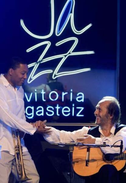 El guitarrista gaditano Paco de Lucía (derecha) saluda al trompetista estadounidense Wynton Marsalis.