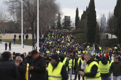 La protesta de los taxistas, que han cortado un tramo que enlaza la M-11 con M-14, está generando pasado el mediodía fuertes retenciones en las cercanías del aeropuerto de Adolfo Suárez Madrid-Barajas.