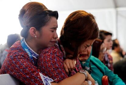 Compañeras de trabajo de las víctimas reaccionan durante el homenaje a las víctimas del vuelo JT610, el 6 de noviembre de 2018 en Karawang, Indonesia.