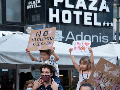 Dos niños con carteles, participan en una concentración feminista en la Plaza de la Candelaria en repulsa por "todos los feminicidios", a 11 de junio de 2021, en Santa Cruz de Tenerife