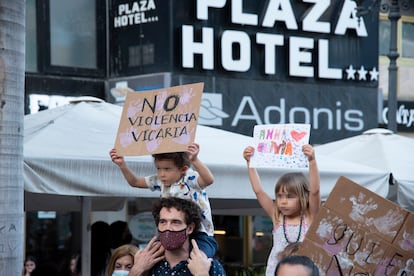 Dos niños con carteles, participan en una concentración feminista en la Plaza de la Candelaria en repulsa por "todos los feminicidios", a 11 de junio de 2021, en Santa Cruz de Tenerife