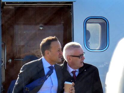 El primer ministro irlandés Leo Varadkar (i) aterriza en el aeropuerto de Liverpool para encontrarse con Johnson.