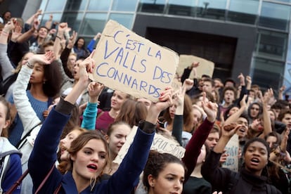 Protesta en París, 17 de octubre de 2013. La niña expulsada, Leonarda Dibrani, cursaba tercero en el colegio André Malraux de Pontarlier y se dirigía con sus compañeros de clase y sus profesores a visitar la ciudad de Sochaux, cerca de la frontera suiza, una excursión durante la cual fue detenida para, posteriormente, ser deportada.