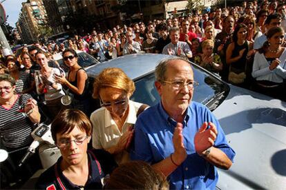 Vecinos de Sarrià aplaudiendo ayer frente al domicilio de la familia de Anna Permanyer.