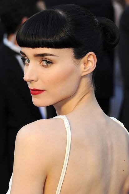 Oscar: Mucho se comentó el flequillo y recogido de Rooney Mara en la gala del año pasado, pero casaba a la perfección con su estilismo y maquillaje.