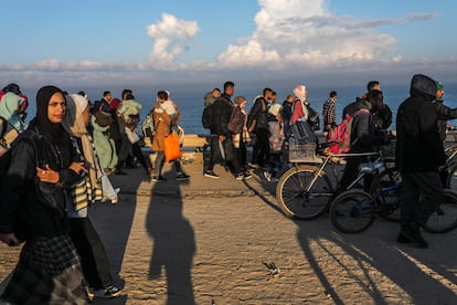 Palestinos desplazados se dirigen por la carretera Al Rashid en el centro de Gaza, en su regreso desde el sur al norte de la Franja, este lunes.